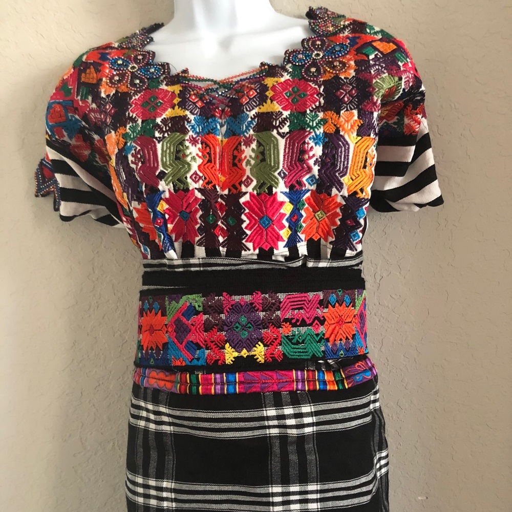 Hermoso traje con perlas finas( Guatemalan outfit with its elegant pearls)